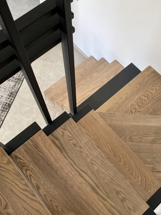 MEF architect verbouwing villa aan zee in Italie trap op maat